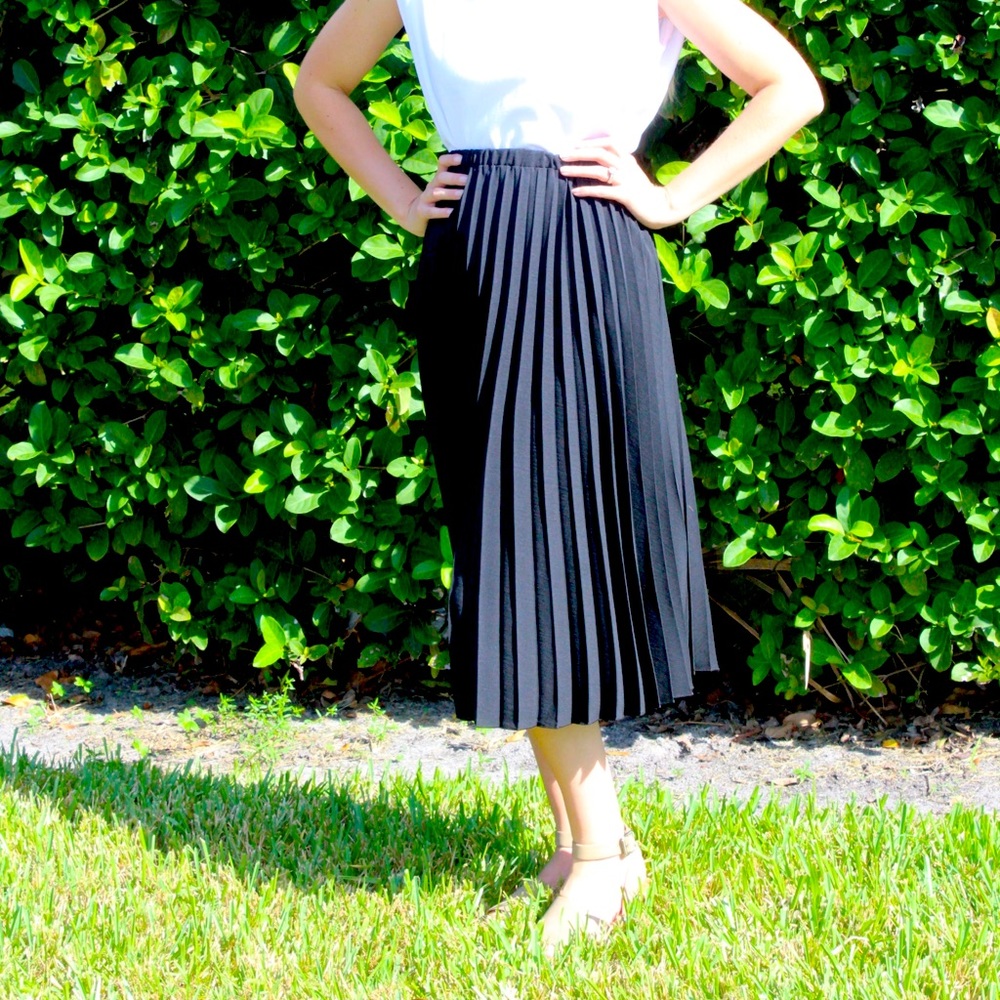 Black pleated skirt